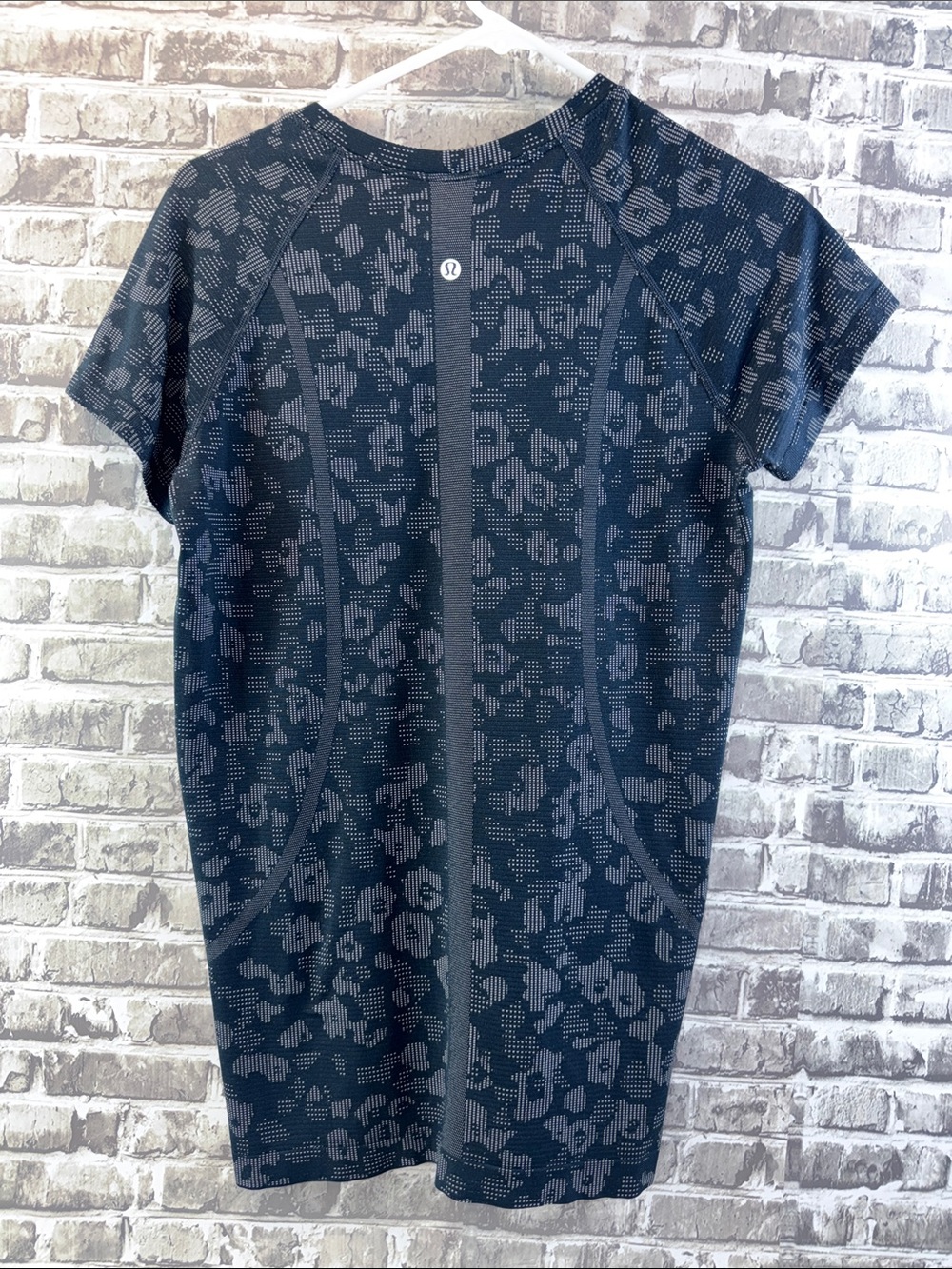 lululemon athletica Short Sleeve Athletic Shirt - Dark Navy Floral Pattern